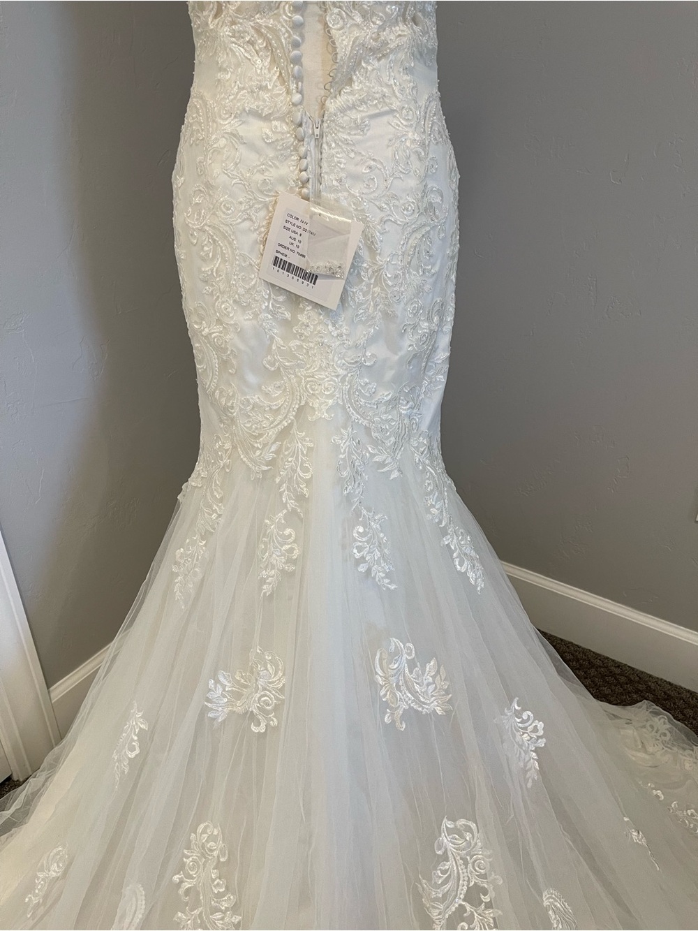 Wedding dress! Brand new Kenneth Winston wedding dress! It’s a size 8 in ivory! - Picture 11 of 16